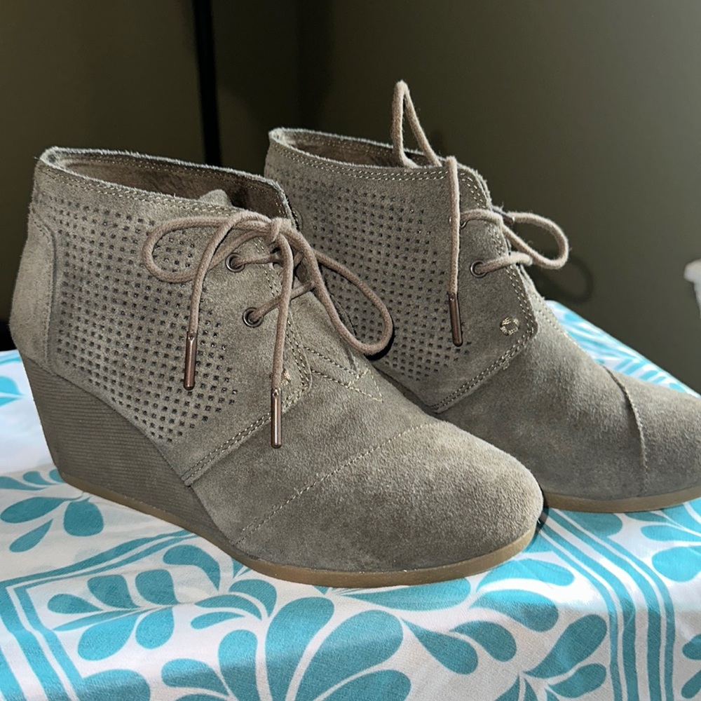 Olive green suede bootie Tom’s size 7